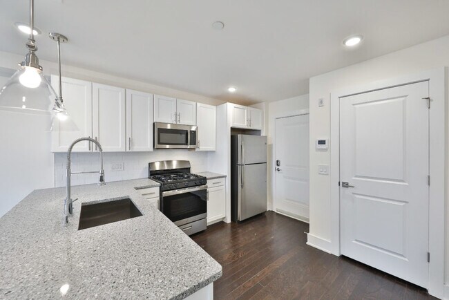 Photo - Front On Lee