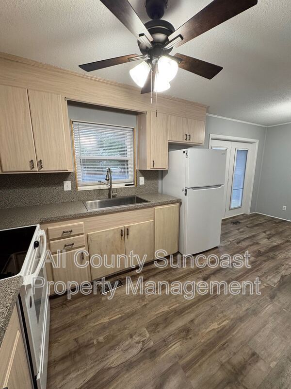 Photo - 208 NE Rowena St