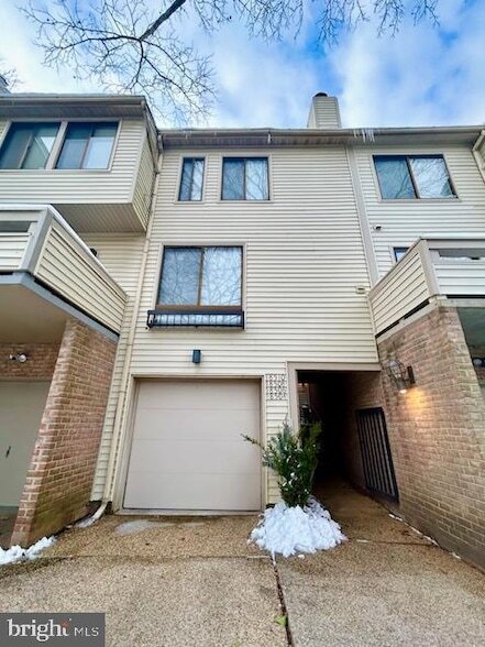 Photo - 18504 Locust Point Ct Townhome