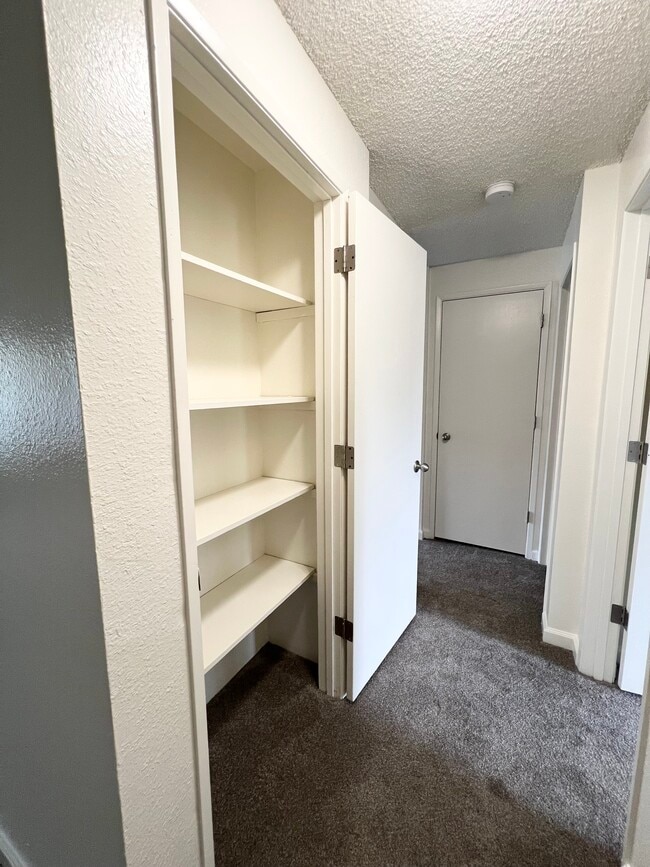 1x1 Standard- Hall/Linen Closet