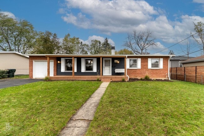Building Photo - Gorgeous 3 Bedroom 2 Bath with FULL FINISHED BASEMENT in MUNDELEIN!