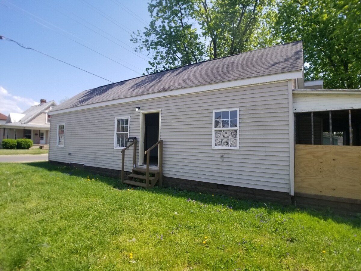 Large ranch style home on corner lot in Chillicothe - Large ranch style home on corner lot in Chillicothe