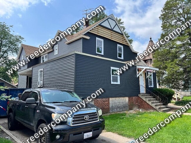 Building Photo - 44 Warren St Unit 2F