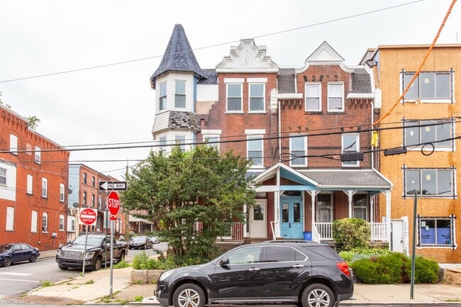 Photo - 2 br, 1 bath 4plex - 640 N 32ND ST Unit R2 Unit R2