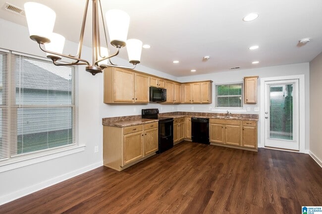 Photo - 875 Maple Trce