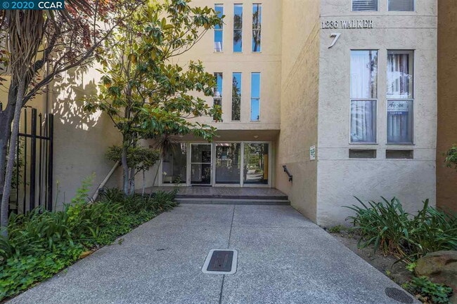 Building Photo - "Chic 2-Bed Condo in Walnut Creek with Sleek Granite Countertops - 790 Sq Ft of Modern Living!" Unit 212