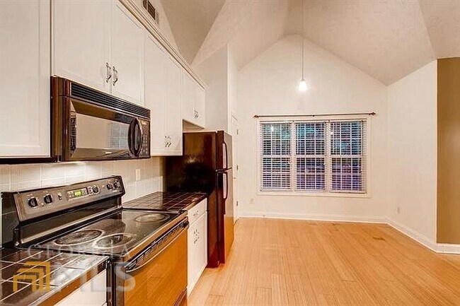 Photo - 154 Strathmore Dr