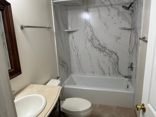 2777 W 2175 N
