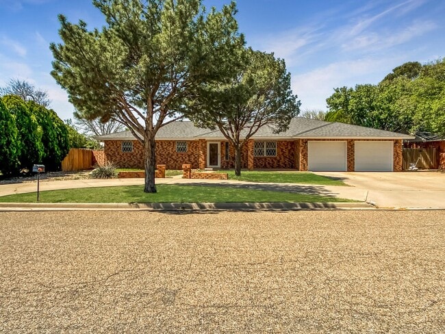 LARGE 3 BEDROOM HOME IN NORTHEAST CLOVIS - LARGE 3 BEDROOM HOME IN NORTHEAST CLOVIS