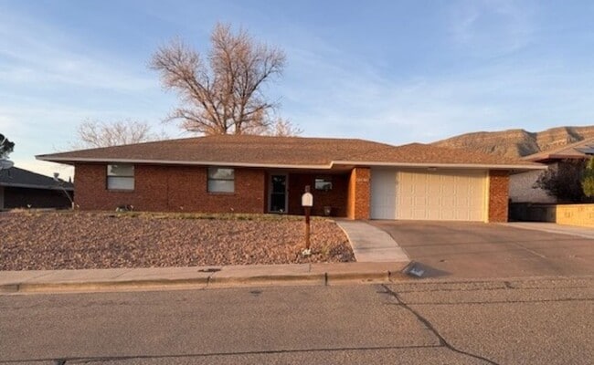 Building Photo - Delightful Home in a delightful and popular area.