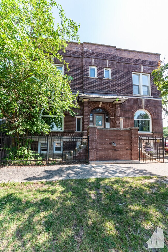 Photo - 1533 W Leland Ave Unit Garden