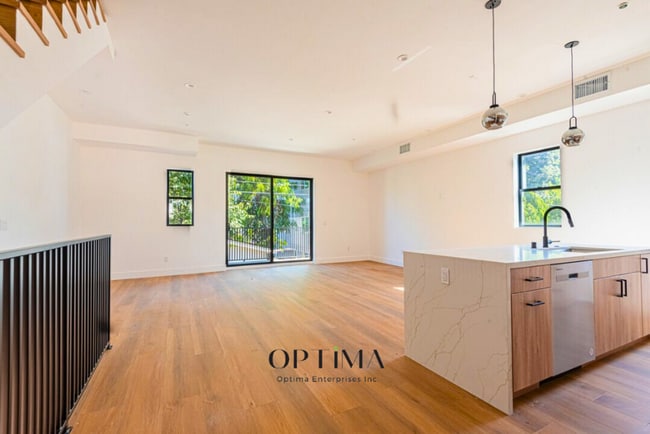 Photo - 10847 Morrison St Unit 10845 1/2