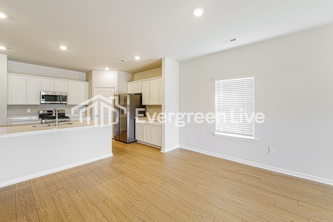 Photo - 318 Pond Spg Dr