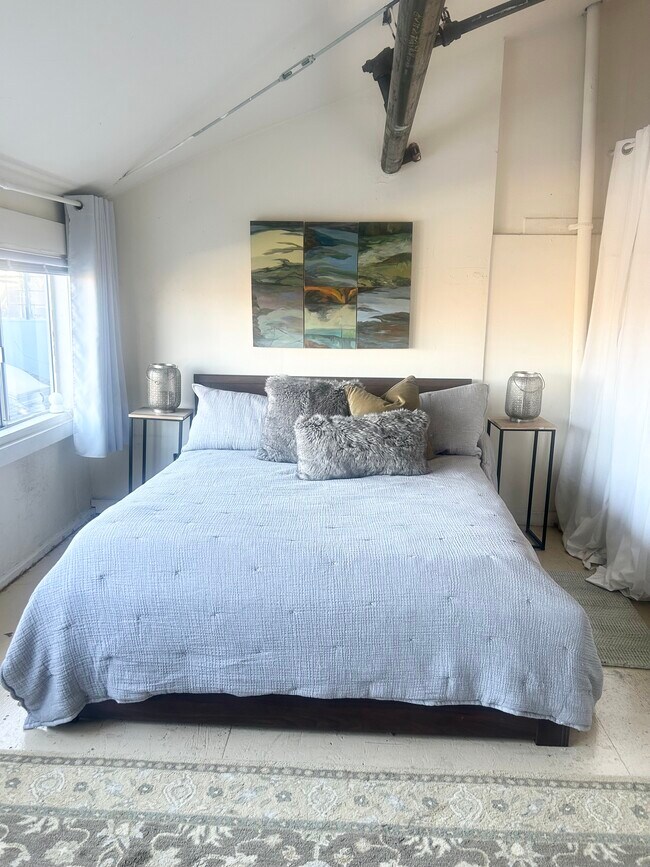 Room Loft I - 2934 Ford St Unit Ford Street Studios 1