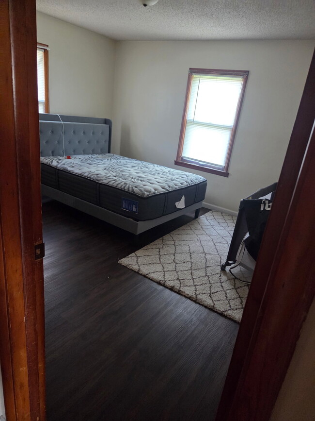 Room 1 - 1502 N Ridgeway Ave