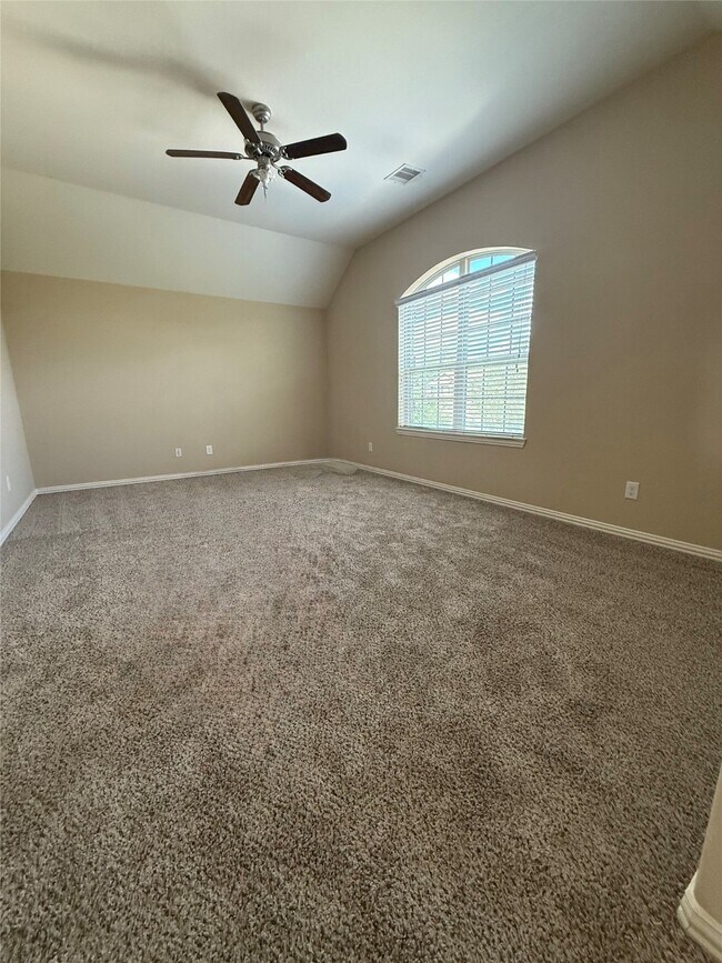 Photo - 667 Oak Cir Dr E