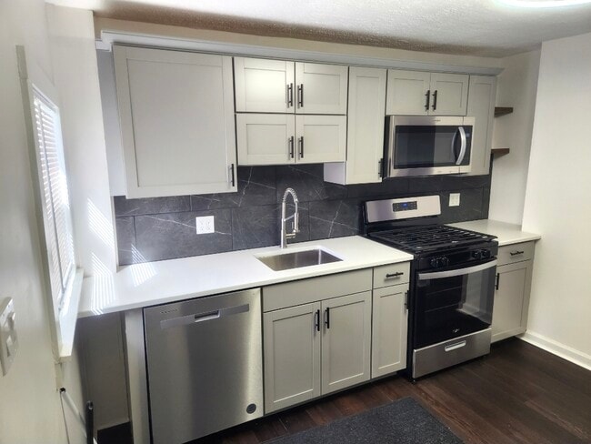 Building Photo - 11 Van Wagner Rd Unit 1