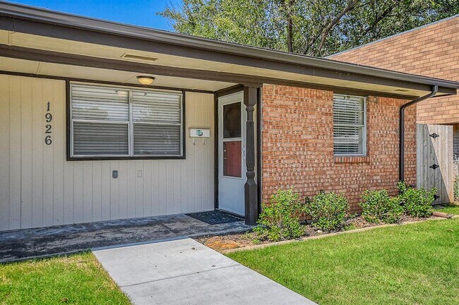 Photo - 1926 Cherokee Ln