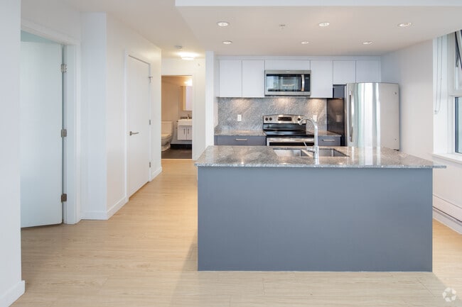 2BR, 2BA - 743SF