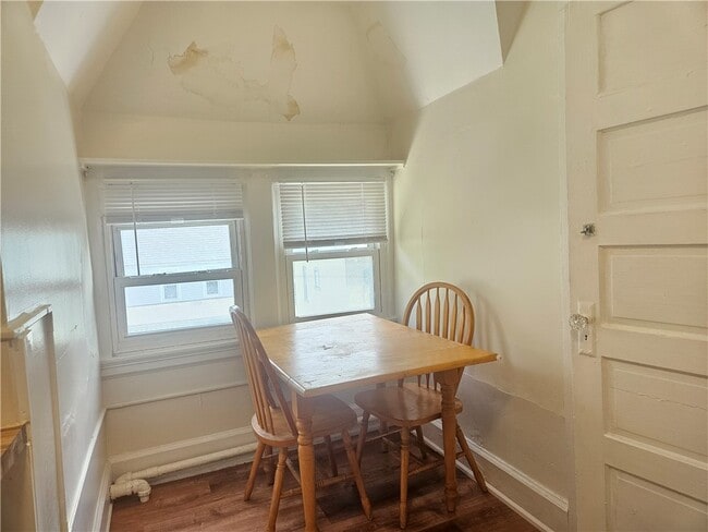 Photo - 614-618 E State St