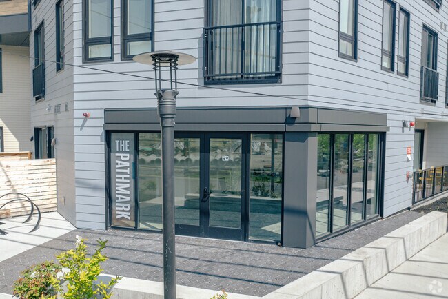 Entrada al edificio - The Pathmark