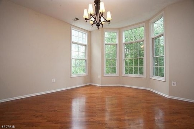 Photo - 321 Edmonton Ct