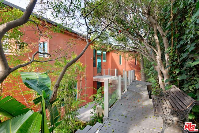 Building Photo - 2337 Baxter St