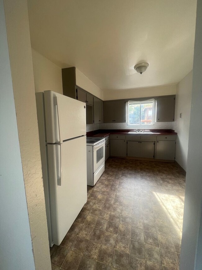 Photo - SPACIOUS THIRD LEVEL 2 BED 1 BATH UPSTAIRS END UNIT THAT OVER LOOKS THE CITY Unit 1565-10