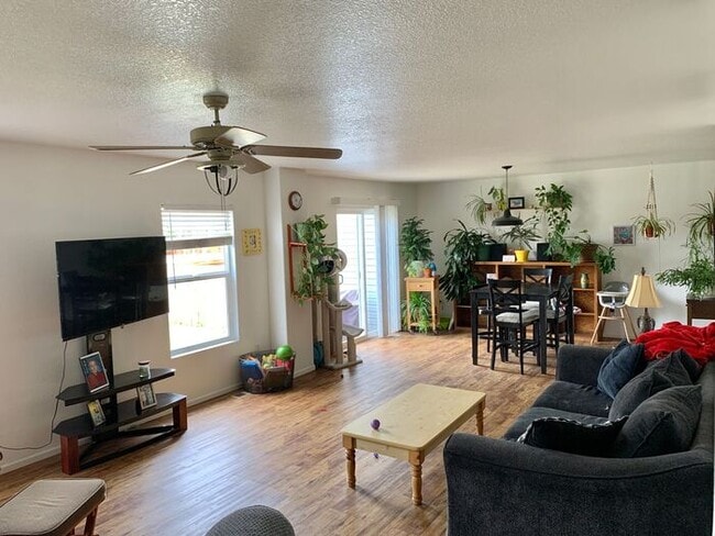 Photo - 3 Bedroom 2.5 Bath Townhouse w/ 2-Car Garage!
