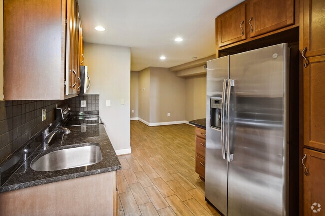 Building Photo - 76 R St NW Unit 2 bed 2 bath lower level Rental
