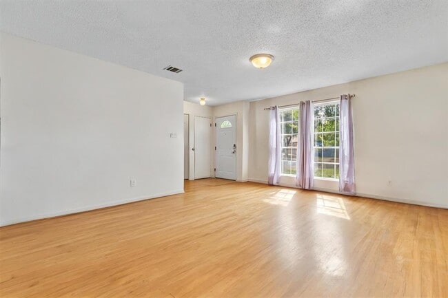 Photo - 722 Wales Way