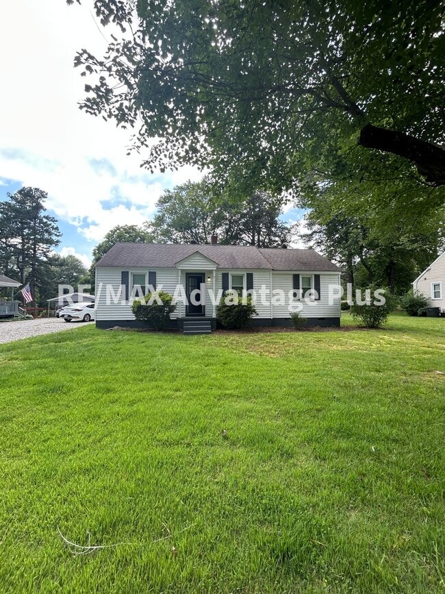 Building Photo - 3-Bedroom Home in Town of Blackstone!