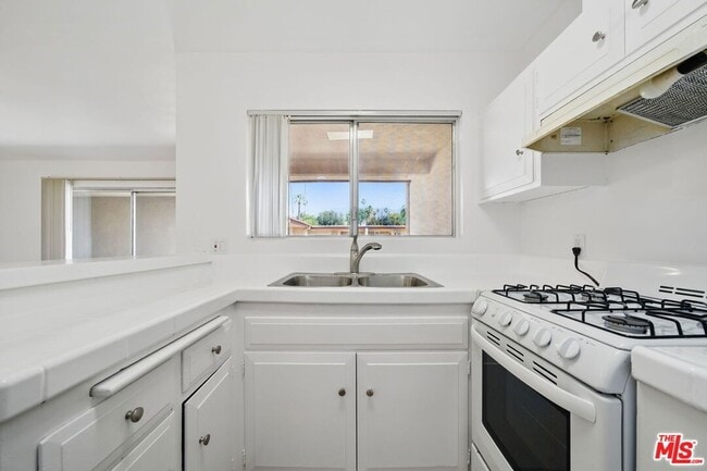 Photo - 1293 Garfield Ave