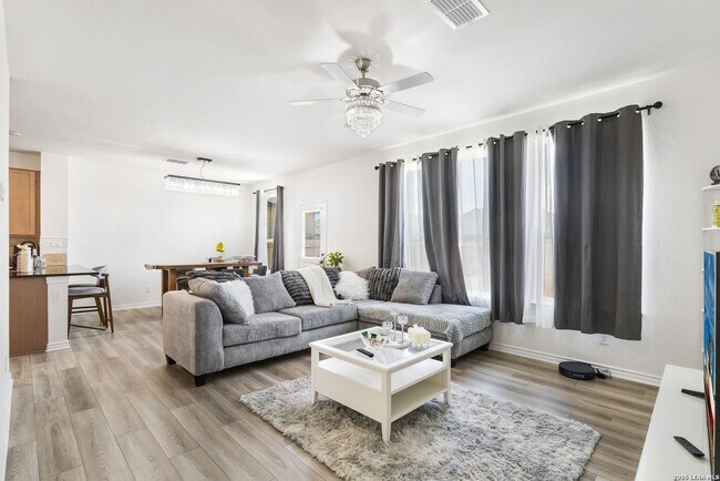 Photo - Charming Home Awaits: Spacious & Modern Living in a Prime Location