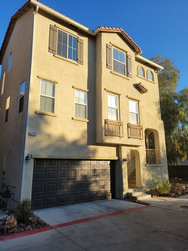 Stunning 3-story corner home in the NW 3 b... - Stunning 3-story corner home in the NW 3 b...