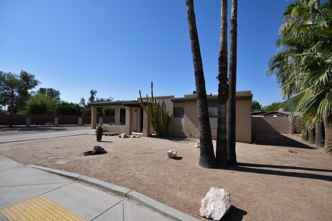 Photo - 645 W Ingram St