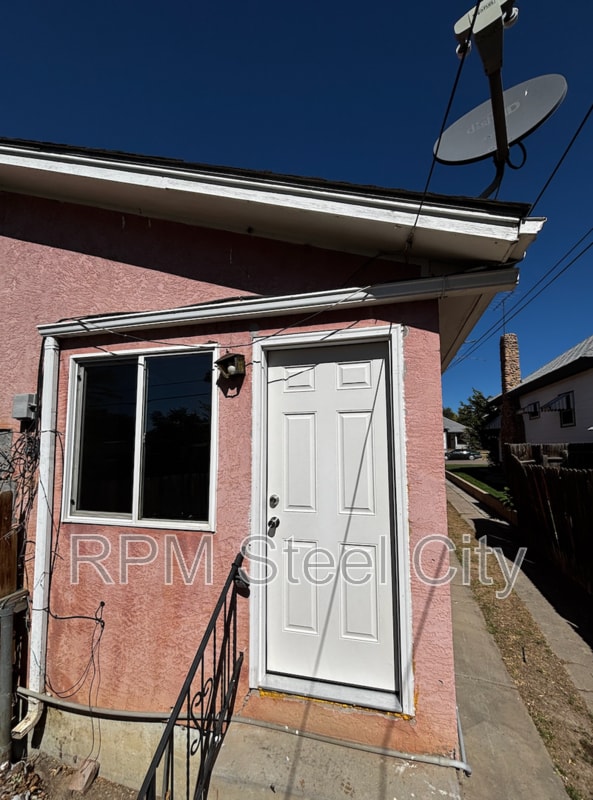 Building Photo - 910 E 9th St Unit B