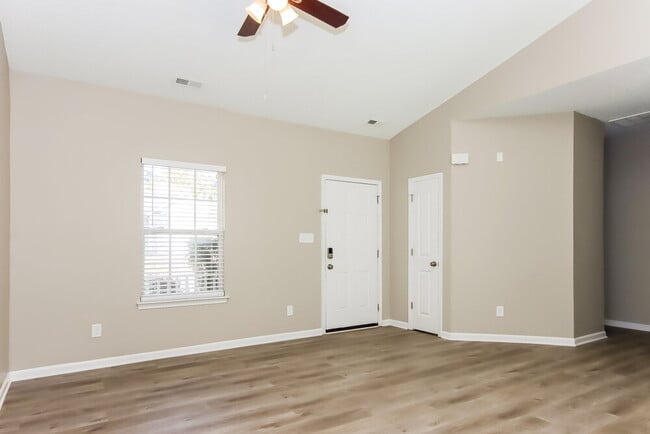 Photo - 107 Peterborough Dr