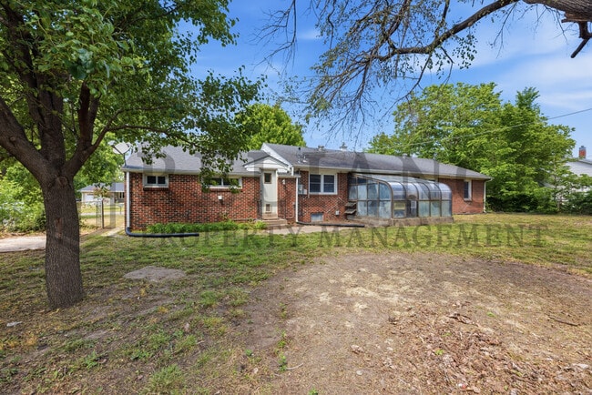 Photo - 321 SE 10th St
