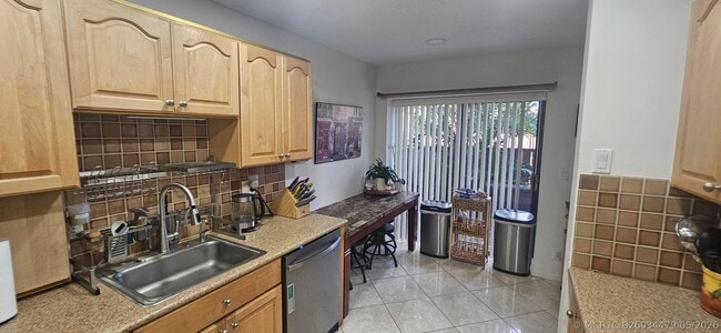 Photo - 2511 Carambola Cir N