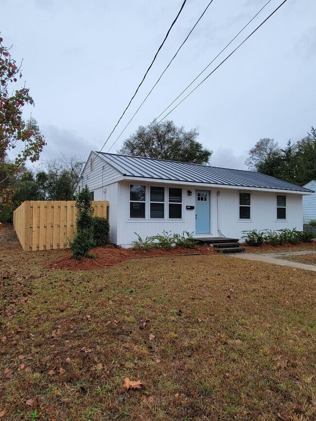 SUNSET PARK Renovated Cottage Style home... House Rental in