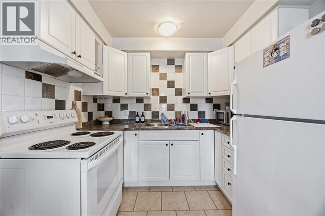 Photo - 205 FANE St