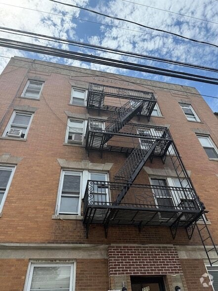 Building Photo - 211 64th St Rental