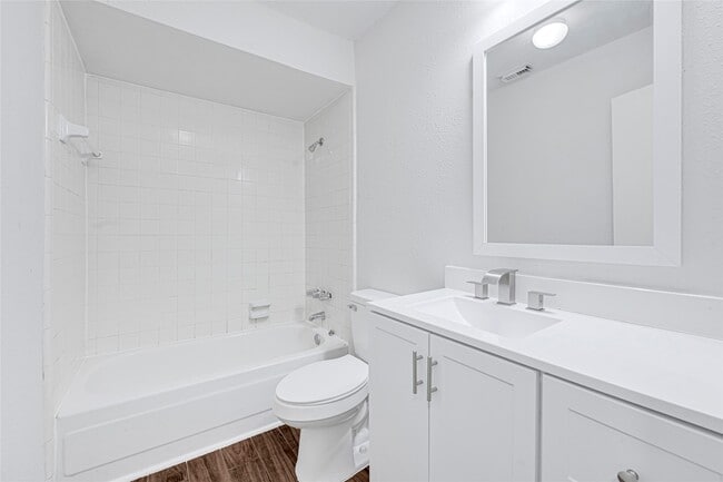 Photo - 2803 Camelot Ln