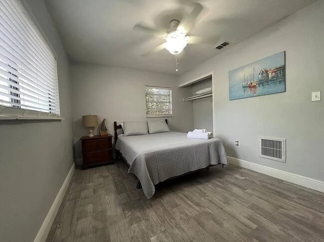 Photo - 709 W Bayshore Dr
