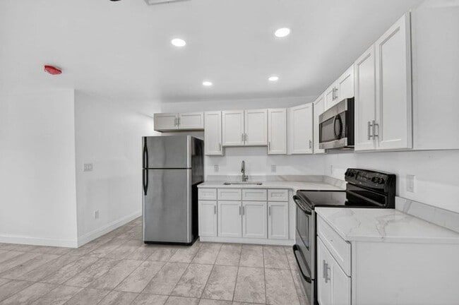 Photo - 917 W 2nd St