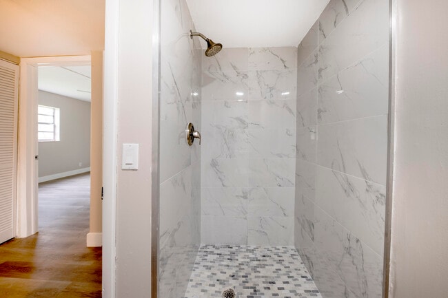 Photo - 917 Flanders T