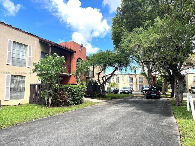 Building Photo - 10822 N Kendall Dr Unit S14