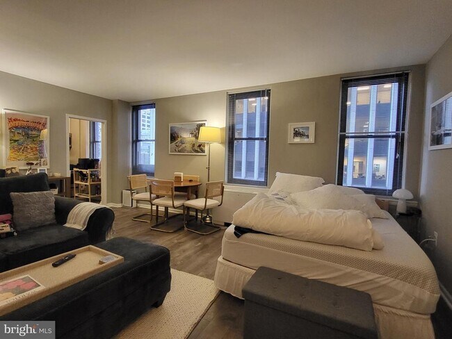 Building Photo - 135 S 19th St Unit 702