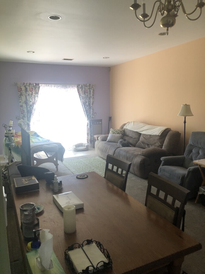 High ceilings, roomy bathroom, 2 bedrooms, 1 car garage, new back porch. Quiet, safe neighborhood… - 82 Sommer Ln Unidad 2 BDRM 1 BATH Rental